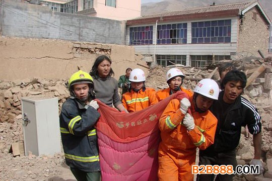 消防官兵在废墟中抢救伤亡人员