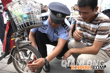 民警现场为市民讲解自行车防盗常识