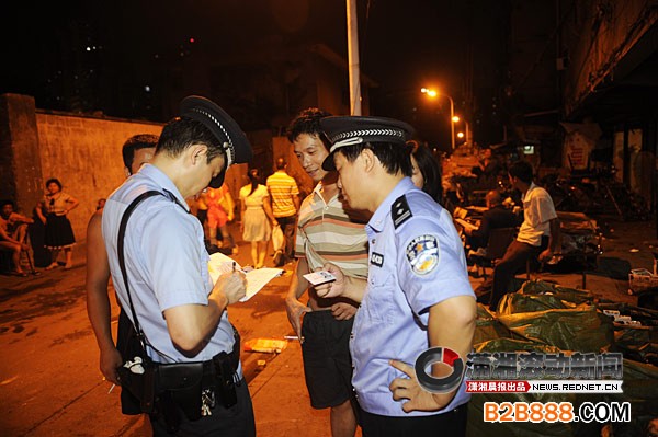 芙蓉区东屯渡“废品一条街”进行全面清查。 干警正在检查暂住人员的身份信息