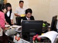 中国工商银行广州中石化大厦支行的工作人员在为市民办理购票业务 (1)