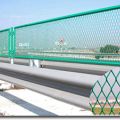 华耐护栏网厂专业生产高速公路护栏网公路隔离栅等多种丝网制品